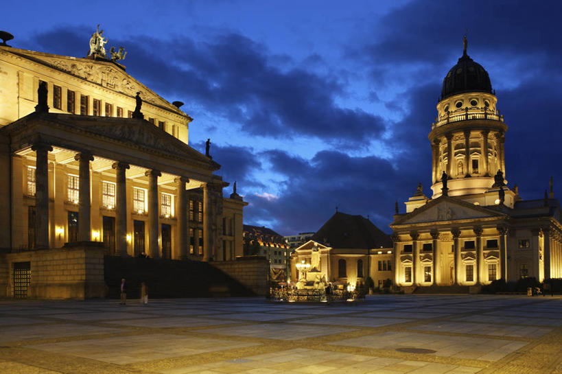 无人,广场,教堂,横图,室外,夜晚,城市,建筑,德国,节日,柱子,云,尖顶,歌剧院,首都,历史,文化,柏林,天空,祈祷,健康,许愿,摄影,宗教,信仰,纪念,祈求,照亮,基督教,圆顶建筑,天主教,柱廊,近卫骑兵露天市集,平安,彩图,大教堂,法国大教堂,过去