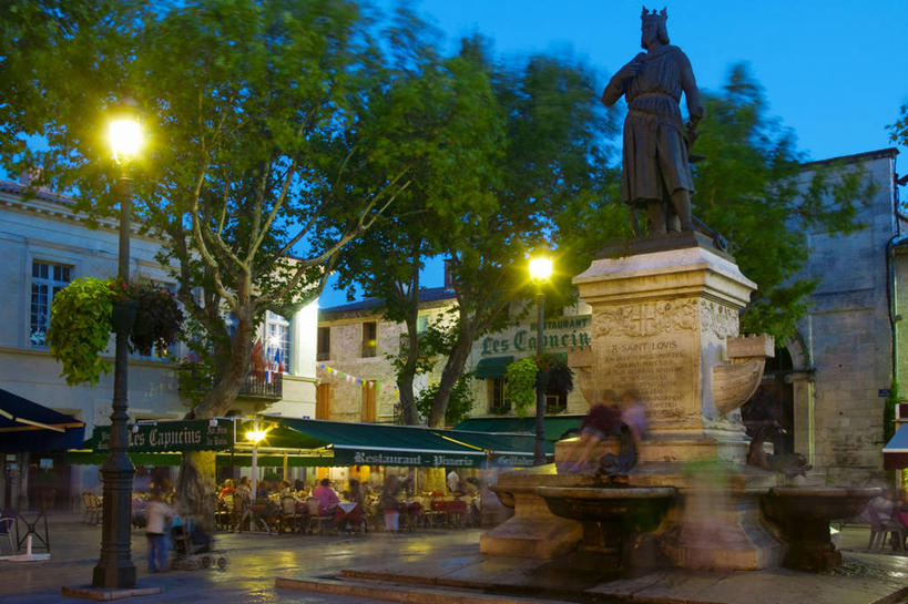 横图,室外,旅游,度假,日落,城市,建筑,路灯,雕塑,法国,欧洲,行人,游客,游人,标志,雕像,符号,庭院,光,许多人,标识,路人,旅客,树,黄昏,一群人,摄影,照亮,照明设备,西欧,地中海文化,法兰西,底座,法国文化,艾格莫尔特,法兰西共和国,法兰西第五共和国,性别符号,朗格多克.鲁西永,朗格多克.鲁西永大区,过客,彩图,餐馆,男性符号