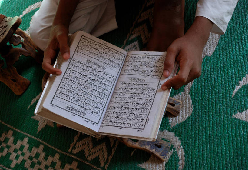 儿童,少年,一个人,学生,坐,横图,俯视,室内,纯洁,印度,亚洲,仅一个男性,仅一个人,学习,文字,席子,首都,教育,仅一个年轻男性,小孩,教室,可爱,童年,童趣,读书,摄影,宗教,知识,伊斯兰教,青春期,童真,可兰经,烂漫,无邪,经文,新德里,德里,天真,男人,男性,年轻男性,孩子,高中生,书,彩图,高角度拍摄,高中