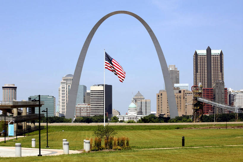 无人,公园,横图,室外,白天,天际线,城市,建筑,摩天大楼,美国,拱门,现代,地标建筑,美国国旗,摄影,万里无云,密西西比河,密苏里,圣路易斯拱门,彩图,沙里宁