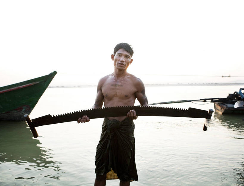 成年人,头发,一个人,站,横图,室外,白天,正面,民族服装,渔业,河流,水,船,缅甸,亚洲,仅一个男性,仅一个人,湿,反射,拿着,裸露,仅一个年轻男性,黑色,职业,运输,摄影,锯子,肖像,裸,手工具,男人,男性,年轻男性,亚洲人,年轻人,彩图,传统服装,民俗服,发展中国家