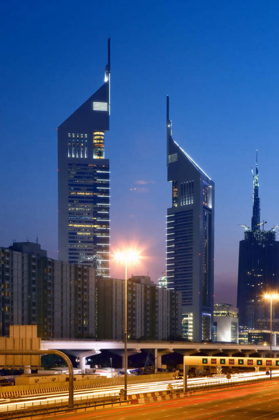 无人,竖图,室外,夜晚,天际线,城市,建筑,酒店,路,路灯,摩天大楼,塔,现代,蓝色,办公大楼,运输,摄影,照亮,中东,阿拉伯联合酋长国,迪拜,波斯湾,阿联酋大厦,万里无云,彩图