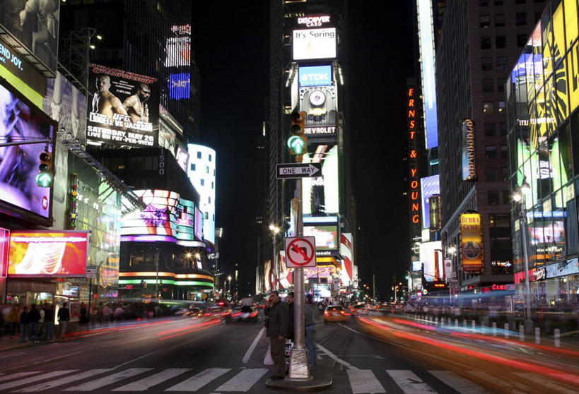 横图,室外,夜晚,运动模糊,夜生活,城市,建筑,街道,摩天大楼,霓虹灯,人行横道,指示牌,纽约,美国,标志,文字,曼哈顿,标识,现代,摄影,尾灯,迅速,交通标志,纽约州,曼哈顿时代广场,彩图