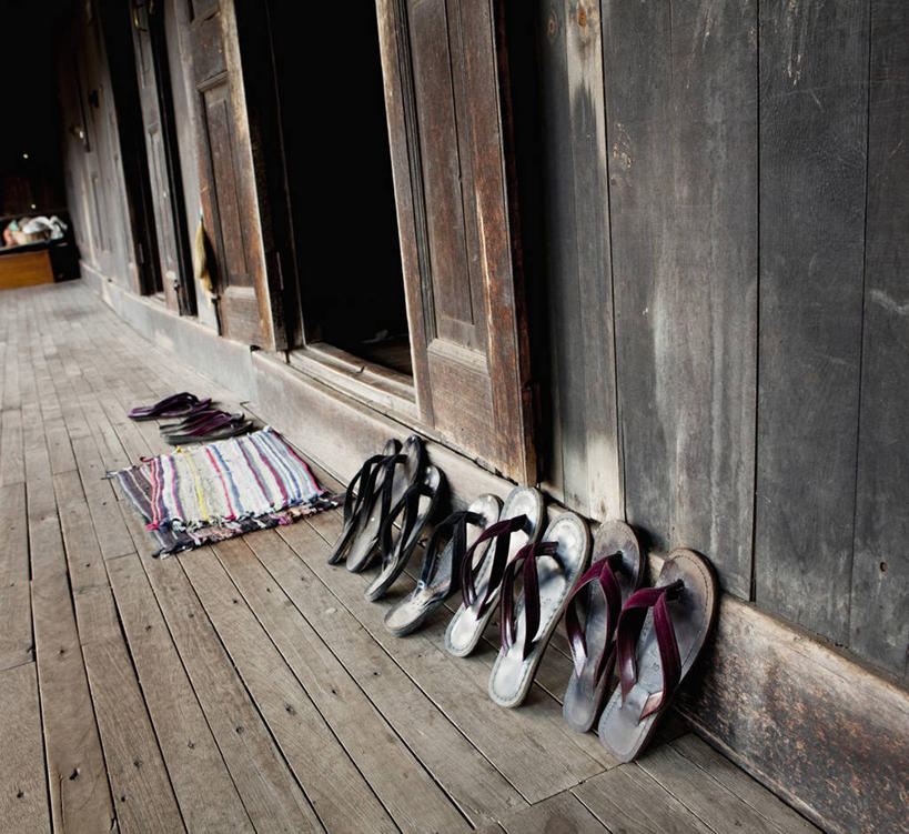 无人,横图,竖图,室外,白天,建材,门,建筑,静物,缅甸,亚洲,一排,整齐,木制,材料,木板,木材,一对,木柴,排列,拖鞋,摄影,宗教,建造,佛教,木料,队列,修道院,门垫,彩图,门廊,传统文化