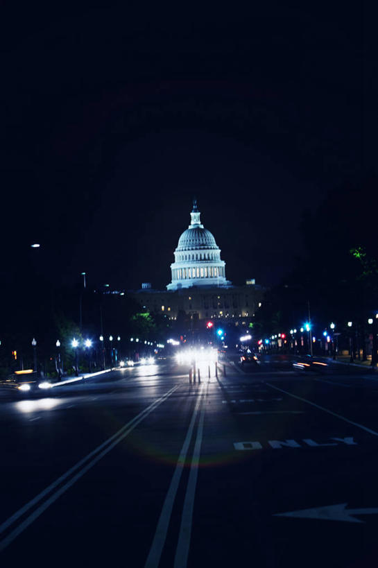 无人,竖图,室外,夜晚,城市,道路,建筑,街道,路,公路,汽车,照明,美国,路标,交通,首都,历史,国会大厦,车,灯,灯具,地标建筑,交通工具,运输,摄影,照亮,权威,北美,政府大楼,照明设备,圆顶建筑,载具,政府,政治,美国文化,华盛顿特区,国会大楼,前照灯,前大灯,车前灯,联邦大楼,马路,彩图,旅行,过去