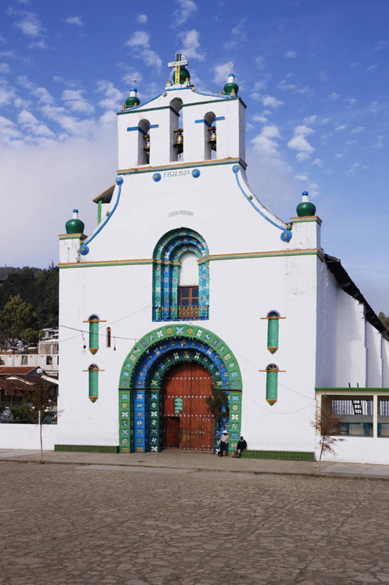 两个人,教堂,竖图,室外,白天,旅游,建筑,墨西哥,行人,游客,游人,节日,乡村,云,拱门,文化,路人,旅客,白色,天空,祈祷,健康,许愿,摄影,宗教,信仰,纪念,祈求,基督教,拉丁美洲,天主教,恰帕斯州,过客,平安,彩图,传统文化