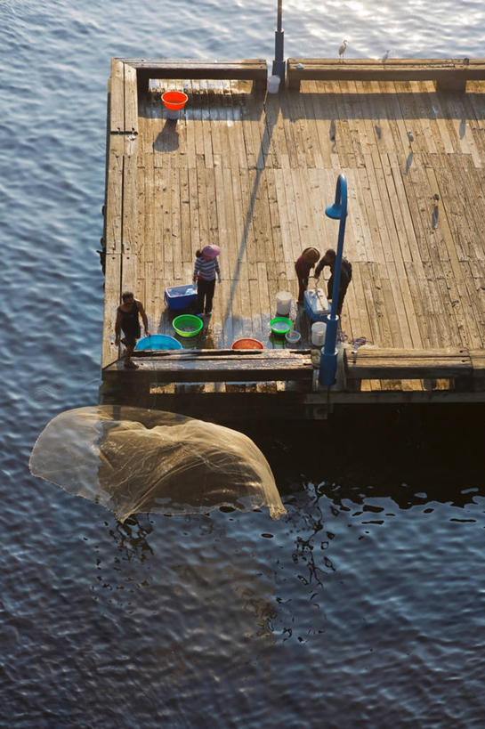 四个人,码头,竖图,俯视,室外,白天,渔业,河流,水,美国,摄影,北美,北美洲,美洲,鱼网,佛罗里达,佛罗里达州,杰克逊维尔,佛州,阳光州,北亚美利加洲,亚美利加洲,彩图,高角度拍摄,美利坚合众国,圣约翰河