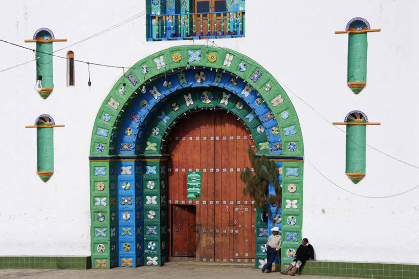 两个人,教堂,横图,室外,白天,旅游,建筑,墨西哥,行人,游客,游人,节日,乡村,拱门,文化,路人,旅客,祈祷,健康,许愿,摄影,宗教,信仰,纪念,祈求,基督教,拉丁美洲,天主教,恰帕斯州,过客,平安,彩图,传统文化