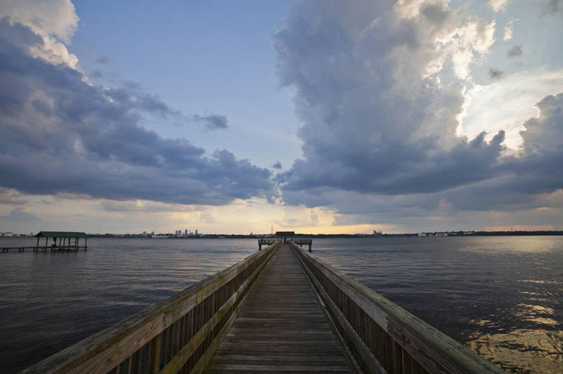 无人,栏杆,码头,横图,室外,白天,旅游,度假,美景,水,建筑,美国,景观,云,娱乐,天空,自然,享受,休闲,景色,放松,摄影,宁静,北美,北美洲,自然风光,美洲,佛罗里达,佛罗里达州,杰克逊维尔,佛州,阳光州,北亚美利加洲,亚美利加洲,彩图,美利坚合众国,圣约翰河