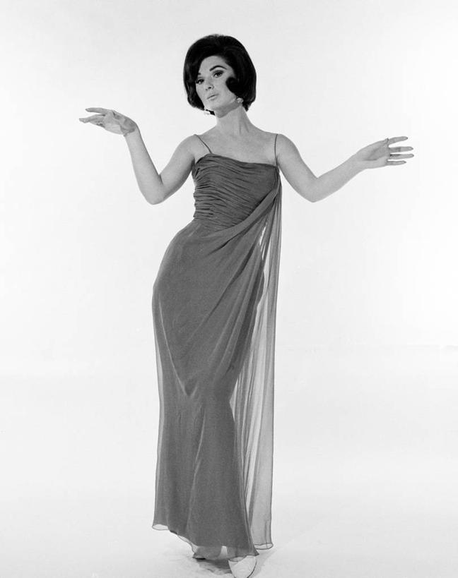 西方人,成年人,头发,一个人,站,竖图,黑白,正面,晚礼服,时尚,信心,欧洲,欧洲人,仅一个年轻女性,仅一个女性,仅一个人,正装,古典,黑色,个性,摄影,高雅,肖像,年轻女性,女人,女性,白种人,年轻人,发型,影棚拍摄,晚宴服,舞会服,洋服,洋装,夜礼服,美人