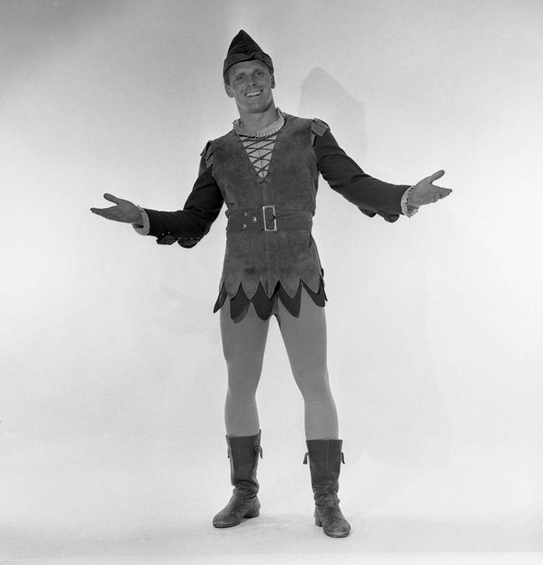 西方人,成年人,中年人,一个人,站,笑,微笑,露齿笑,竖图,方图,黑白,正面,民族服装,快乐,幸福,信心,欧洲,欧洲人,仅一个男性,仅一个人,仅一个中年男性,服装,古典,文化,传统,衣服,虚构,鸭舌帽,个性,乐趣,摄影,服饰,古装,享乐,肖像,小精灵,韵味,男人,男性,中年男性,白种人,影棚拍摄,传统服装,民俗服