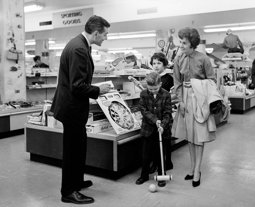 西方人,儿童,成年人,中年人,四个人,家庭,夫妻,母亲,父亲,女儿,儿子,商店,站,横图,黑白,室内,白天,爱情,购物,纯洁,复古,合作,消费,玩具,欧洲,纽约,美国,欧洲人,套装,正装,商品,古典,浪漫,拿着,顾客,球,小孩,球体,温暖,温馨,父子,母子,一家人,恩爱,父爱,可爱,零售,母爱,童年,童趣,服务,恋人,摄影,英文字母,和睦,童真,百货公司,玩具店,烂漫,无邪,天真,男孩,男人,男性,年轻男性,年轻女性,女孩,女人,女性,中年男性,中年女性,白种人,孩子,年轻人,夫妇,情侣,售货员,休闲活动,伴侣,融洽,男生