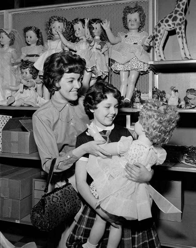 西方人,儿童,成年人,中年人,两个人,家庭,母亲,女儿,商店,站,微笑,竖图,黑白,室内,白天,衬衫,购物,纯洁,复古,合作,消费,欧洲,纽约,美国,欧洲人,服装,正装,商品,娃娃,古典,拿着,顾客,架子,小孩,衣服,温暖,温馨,一家人,校服,可爱,零售,童年,童趣,搭,服务,摄影,服饰,和睦,衣着,穿着,搭着,童真,玩具店,烂漫,无邪,衣饰,天真,女孩,女性,中年女性,白种人,孩子,休闲活动,拥抱,融洽