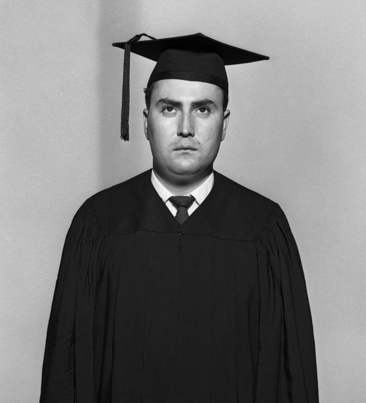 西方人,成年人,一个人,学生,竖图,黑白,室内,白色背景,正面,智慧,复古,信心,欧洲,欧洲人,仅一个男性,仅一个人,领带,古典,教育,仅一个年轻男性,摄影,流苏,专心,学士帽,毕业,肖像,学士服,垂布,学士袍,学位帽,男人,男性,年轻男性,白种人,年轻人,大学生,半身,影棚拍摄