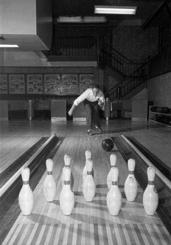 西方人,成年人,中年人,一个人,站,竖图,黑白,室内,正面,运动,保龄球,欧洲,纽约,美国,欧洲人,仅一个男性,仅一个人,仅一个中年男性,弯腰,保龄球球瓶,古典,力量,摄影,透视图,男人,男性,中年男性,白种人,休闲活动,扔