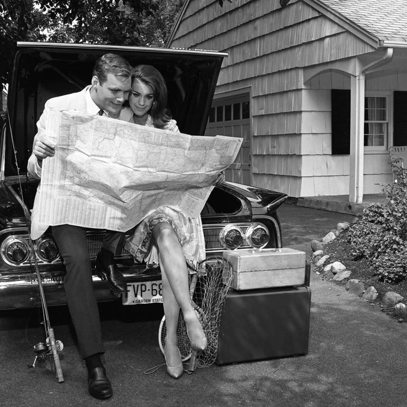 西方人,成年人,中年人,两个人,坐,方图,黑白,室外,白天,度假,幸福,旅途,建筑,汽车,地图,手提箱,欧洲,纽约,美国,欧洲人,并排,房屋,庭院,古典,休闲装,蝴蝶网,放松,摄影,自驾游,享乐,异性恋,中年男性,中年女性,白种人,钓竿