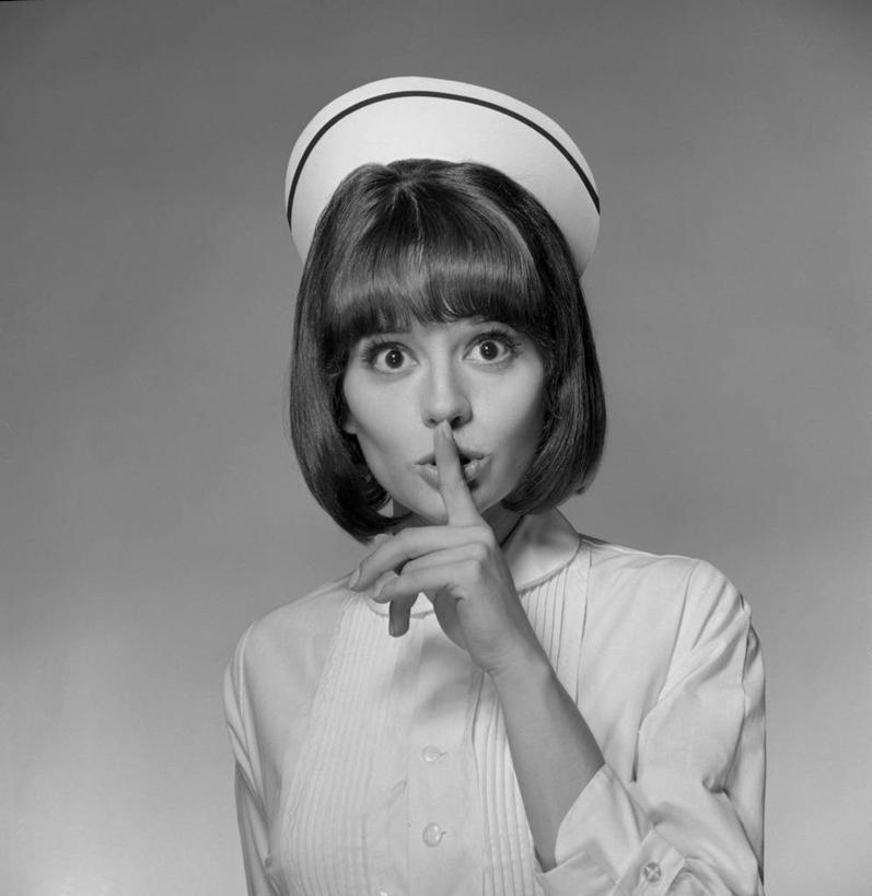 西方人,成年人,脸,头,脸颊,一个人,护士,摸,竖图,方图,黑白,制服,欧洲,欧洲人,仅一个年轻女性,仅一个女性,仅一个人,抚摸,古典,肩膀,职业,凝视,摄影,肖像,私密,年轻女性,女人,女性,白种人,年轻人,头部,脸部,脸蛋,面部,触摸,接触,影棚拍摄,波波头