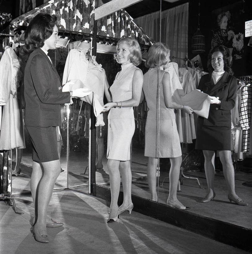 西方人,成年人,中年人,老年人,两个人,站,微笑,竖图,方图,黑白,室内,高跟鞋,时尚,镜子,欧洲,纽约,美国,欧洲人,吊挂,悬挂,服装,反射,支架,古典,挂,拿着,衣服,试穿,试衣间,摄影,服饰,高雅,衣着,穿着,选择,衣饰,老年女性,白种人,触摸,说话