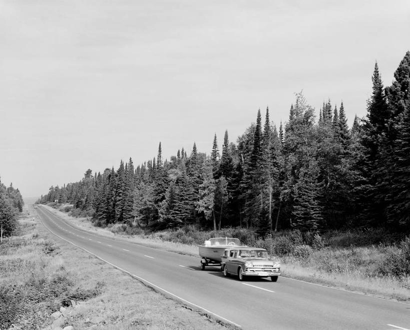 无人,横图,黑白,室外,白天,旅游,度假,旅途,美景,森林,路,汽车,景观,古典,娱乐,车,自然,交通工具,享受,休闲,景色,放松,运输,摄影,宁静,自然风光,载具,露营,野营,房车,宿营,露营车,旅行,拖挂式房车