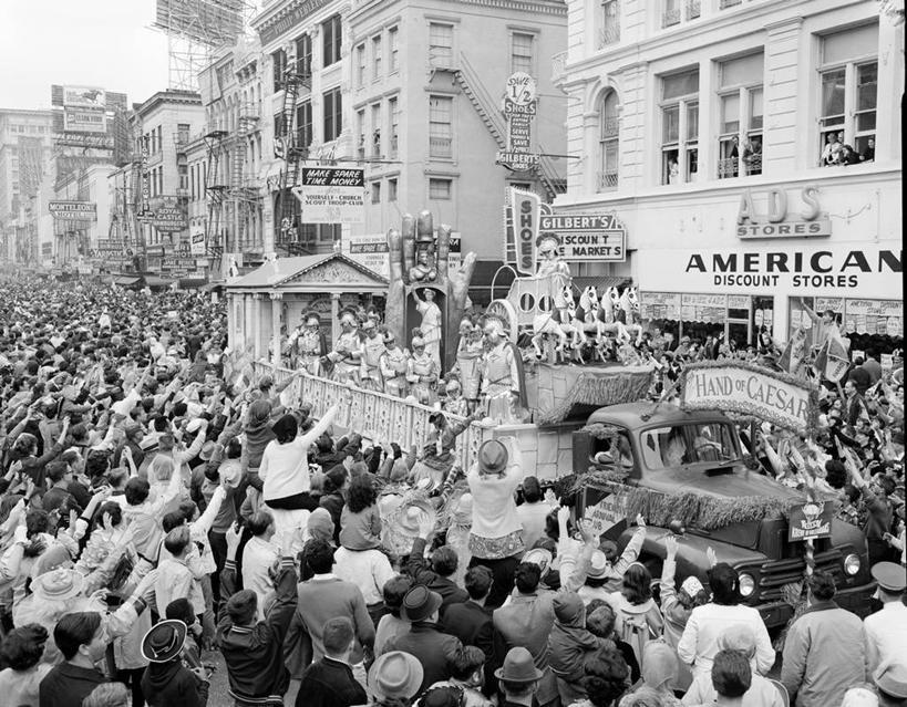 横图,俯视,黑白,室外,白天,快乐,幸福,城市,道路,路,公路,丰富,庆祝,房屋,交通,古典,挥手,休闲装,放松,摄影,观看,英文字母,游行,群众,市区,马路,高角度拍摄