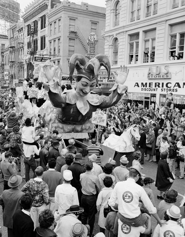 竖图,俯视,黑白,室外,白天,快乐,幸福,城市,道路,路,公路,丰富,庆祝,房屋,交通,古典,挥手,休闲装,放松,摄影,观看,英文字母,游行,群众,市区,马路,高角度拍摄