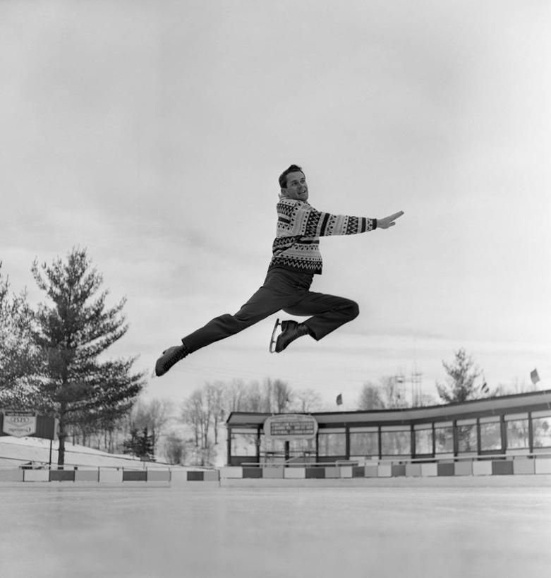 成年人,中年人,老年人,一个人,跳,举,竖图,方图,黑白,室外,白天,毛衣,旅游,度假,复古,滑冰,美景,纽约,美国,仅一个男性,仅一个人,仅一个中年男性,冰,景观,半空,古典,娱乐,天空,自然,托,享受,休闲,景色,放松,寒冷,人体,摄影,自然风光,溜冰场,四肢,冬季运动,技能,男人,男性,中年男性,手臂,举起,举手,举着,向上举,向上伸,向上托