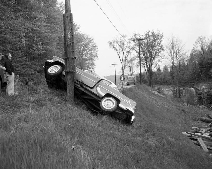 横图,黑白,室外,白天,旅游,度假,美景,山,路,汽车,景观,古典,娱乐,自然,享受,休闲,景色,放松,运输,摄影,不幸,自然风光,交通事故,危险