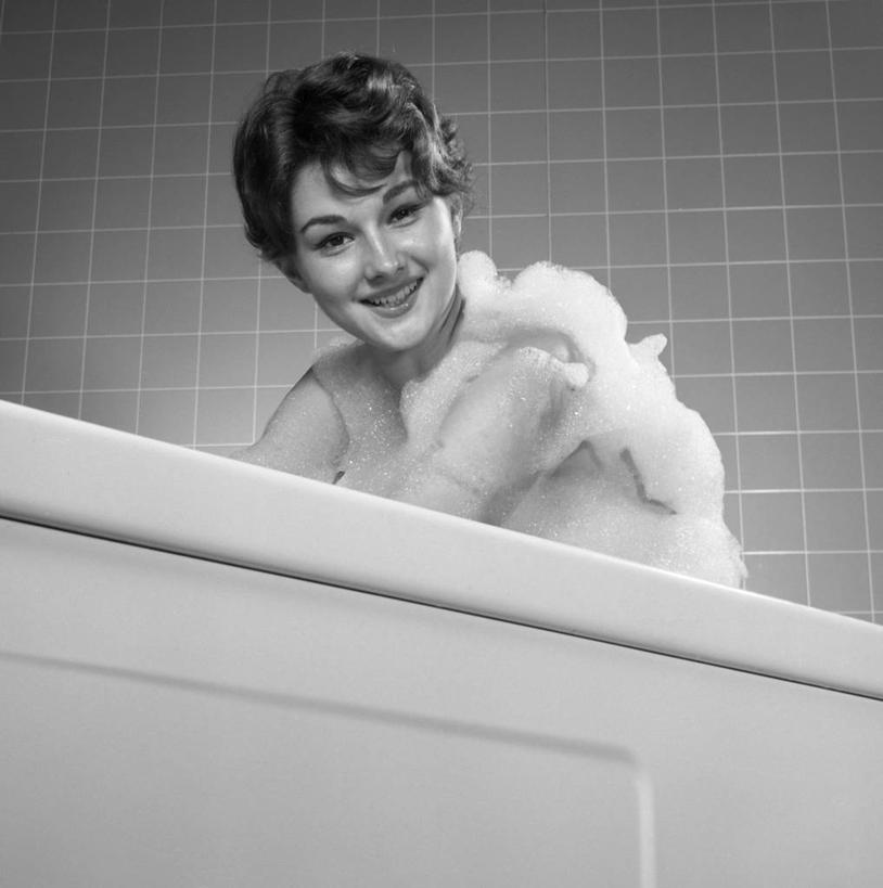 西方人,成年人,头发,裸体,一个人,坐,微笑,竖图,方图,黑白,室内,仰视,化妆,美容,洗澡,复古,浴室,欧洲,纽约,美国,欧洲人,仅一个年轻女性,仅一个女性,仅一个人,护肤,瓷砖,肥皂泡,古典,干净,黑色,清洁,保养,享受,休闲,健康,放松,保健,泡泡浴,摄影,生活方式,卫生,肖像,养颜,泡汤,年轻女性,女人,女性,白种人,年轻人,洗涤,低角度拍摄,沐浴,SPA美容,美人