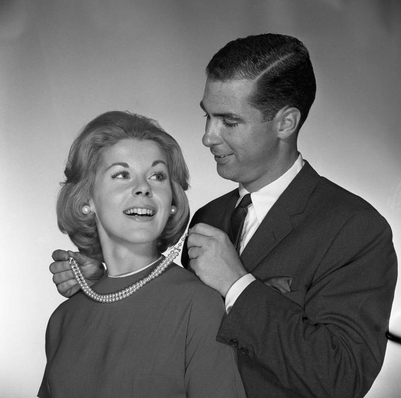 西方人,成年人,中年人,脸,头,脸颊,两个人,横图,方图,黑白,侧面,快乐,幸福,礼物,项链,欧洲,欧洲人,套装,古典,浪漫,拿着,肩膀,摄影,扣,高雅,享乐,耳饰,异性恋,中年男性,中年女性,白种人,头部,脸部,脸蛋,面部,影棚拍摄,爱,禁食