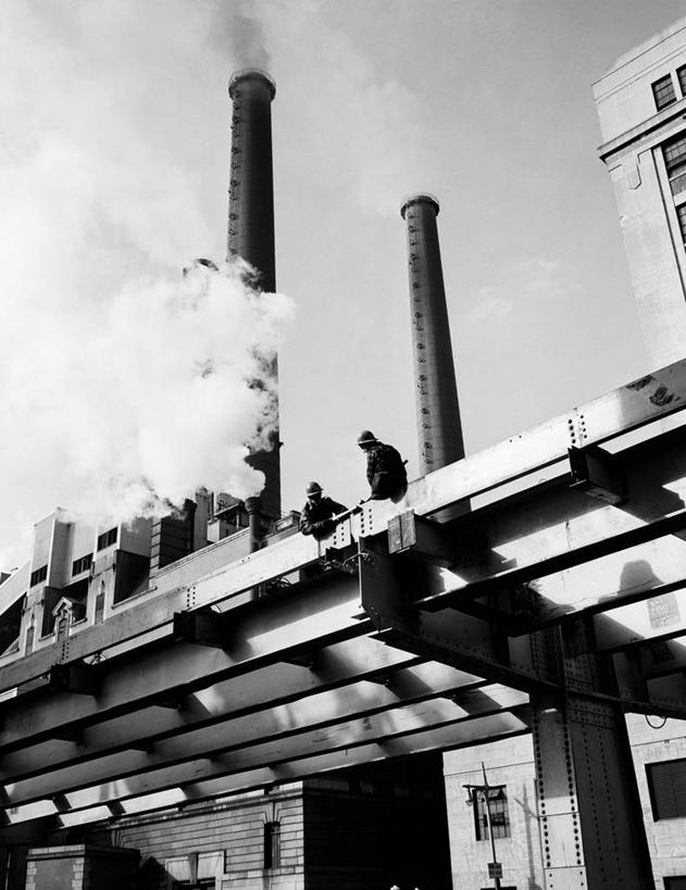 成年人,两个人,建筑工人,工厂,竖图,黑白,室外,白天,仰视,建筑业,烟囱,建筑,屋顶,古典,建筑工地,烟,工业,摄影,发展,男人,低角度拍摄,建筑结构
