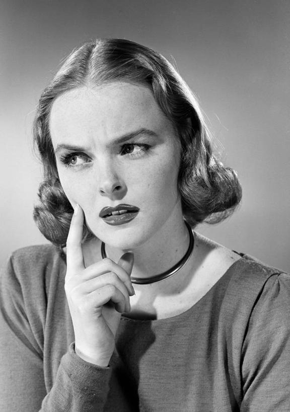 西方人,成年人,脸,头,脸颊,一个人,竖图,黑白,欧洲,欧洲人,仅一个年轻女性,仅一个女性,仅一个人,撑,古典,托腮,肩膀,唇膏,托,思考,皱眉头,摄影,忧虑,托下巴,肖像,担心,年轻女性,女人,女性,白种人,年轻人,头部,脸部,脸蛋,面部,影棚拍摄