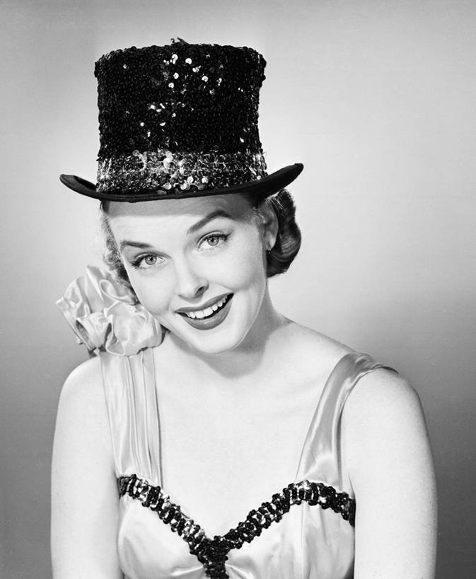 西方人,成年人,脸,头,脸颊,一个人,笑,微笑,露齿笑,竖图,黑白,民族服装,快乐,幸福,欧洲,欧洲人,仅一个年轻女性,仅一个女性,仅一个人,服装,古典,文化,传统,肩膀,衣服,亮片,摄影,服饰,古装,高雅,享乐,肖像,韵味,年轻女性,女人,女性,白种人,年轻人,头部,脸部,脸蛋,面部,舞者,影棚拍摄,传统服装,民俗服,魅力,美人