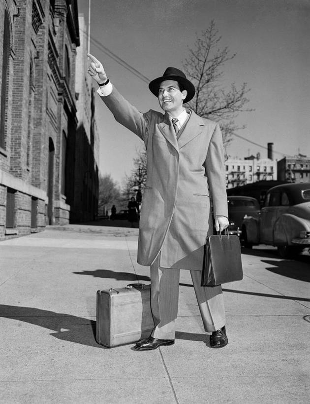 西方人,成年人,中年人,一个人,商务人士,商务男性,站,举,竖图,黑白,室外,白天,衬衫,旅游,商务,快乐,城市,道路,街道,路,公路,帽子,手提箱,欧洲,纽约,美国,欧洲人,仅一个男性,仅一个人,仅一个中年男性,行人,游客,游人,套装,公文包,人行道,交通,古典,路人,旅客,托,招手,摄影,商务装,工薪阶层,过客,男人,男性,中年男性,白种人,白领,上班族,马路,举起,举手,举着,向上举,向上伸,向上托,衬衣