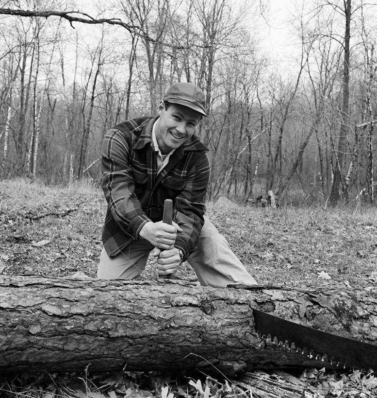 成年人,中年人,一个人,站,微笑,竖图,方图,黑白,室外,白天,树林,纽约,美国,仅一个男性,仅一个人,仅一个中年男性,古典,树,树干,自然,摄影,圆木,肖像,锯,伐木工人,男人,男性,中年男性