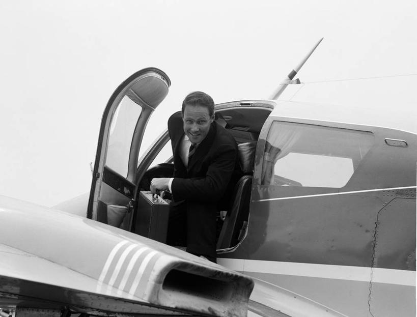 成年人,中年人,一个人,商务人士,商务男性,坐,笑,微笑,露齿笑,横图,黑白,室外,白天,衬衫,商务,快乐,纽约,美国,仅一个男性,仅一个人,仅一个中年男性,套装,古典,车门,下车,运输,摄影,享乐,肖像,商务装,上车,工薪阶层,男人,男性,中年男性,白领,上班族,衬衣,旅行,商务旅行,私人飞机