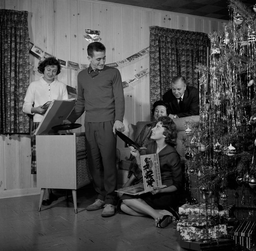 西方人,儿童,成年人,中年人,老年人,四个人,家庭,夫妻,母亲,父亲,女儿,儿子,兄弟,姐妹,站,坐,微笑,横图,方图,黑白,室内,爱情,幸福,纯洁,沙发,礼物,金属制品,欧洲,纽约,美国,圣诞节,欧洲人,五个人,节日,庆祝,装饰,金属,圣诞树,唱片,圣诞礼物,古典,浪漫,音乐,拿着,休闲装,文化,装饰品,树,小孩,装饰物,庆典,温暖,温馨,父子,母子,一家人,恩爱,放松,父爱,可爱,母爱,童年,童趣,恋人,摄影,观看,纪念,惊奇,华丽,修饰,点缀,和睦,起居室,享乐,饰物,圣诞卡,童真,烂漫,无邪,衬托,美观,雅致,雅观,天真,老年男性,老年女性,男孩,男人,男性,年轻男性,年轻女性,女人,女性,白种人,孩子,年轻人,夫妇,情侣,休闲活动,伴侣,融洽,男生,传统文化