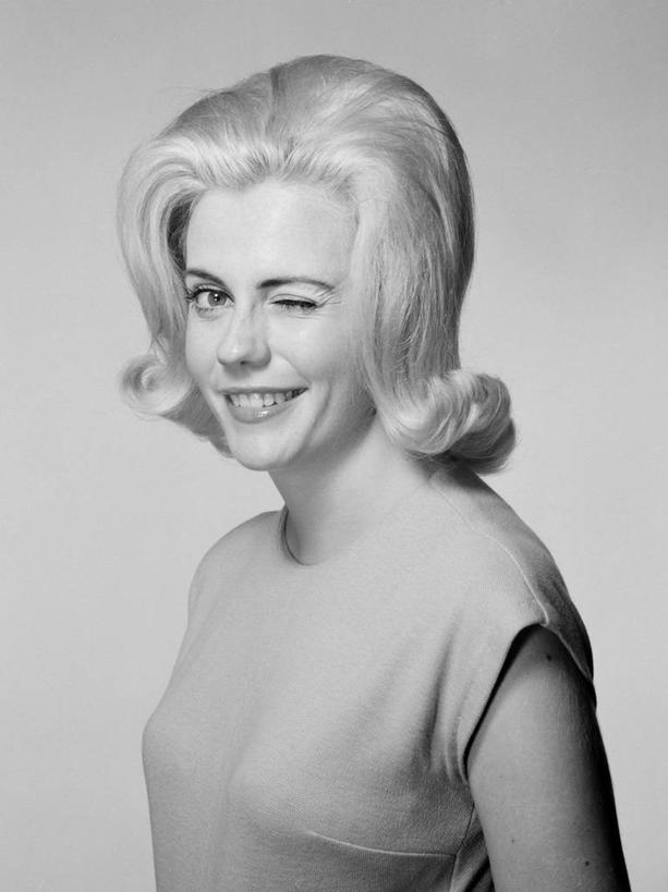 西方人,成年人,脸,头,脸颊,头发,一个人,站,微笑,竖图,黑白,侧面,快乐,欧洲,欧洲人,仅一个年轻女性,仅一个女性,仅一个人,服装,古典,扭头,注视,肩膀,衣服,观察,看,转头,金色,摄影,服饰,观看,幽默,察看,眨眼,衣着,穿着,关注,肖像,恶作剧,衣饰,年轻女性,女人,女性,白种人,年轻人,头部,发型,脸部,脸蛋,面部,影棚拍摄