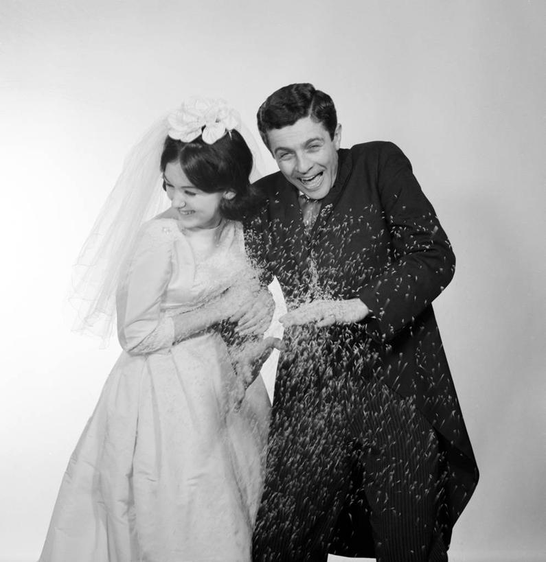 西方人,成年人,两个人,夫妻,丈夫,妻子,新娘,新郎,站,跳,笑,竖图,方图,黑白,婚纱,爱情,婚礼,快乐,兴奋,幸福,欧洲,欧洲人,弯腰,古典,浪漫,恩爱,搭,恋人,摄影,搭着,肖像,异性恋,男性,年轻男性,年轻女性,女性,白种人,年轻人,夫妇,情侣,跳跃,影棚拍摄,爱,伴侣