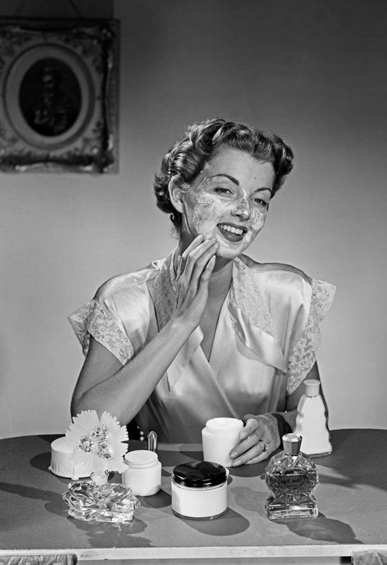 成年人,一个人,家庭,坐,微笑,竖图,黑白,室内,白天,正面,化妆,美容,纽约,美国,仅一个年轻女性,仅一个女性,仅一个人,护肤,准备,睡衣,梳妆台,古典,彩妆,瓶子,保养,享受,休闲,温暖,温馨,一家人,放松,保健,摄影,洁面乳,和睦,早晨,化妆用品,肖像,养颜,美化,年轻女性,女人,女性,年轻人,半身,SPA美容,融洽,美人