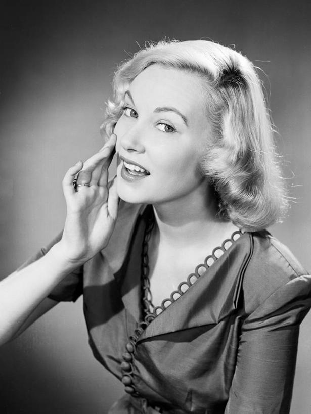 成年人,中年人,头发,一个人,竖图,黑白,侧面,仅一个女性,仅一个人,灰色背景,古典,注视,灰色,观察,看,仅一个中年女性,金色,斜视,遮,遮掩,摄影,观看,察看,掩盖,遮挡,鄙视,关注,肖像,私密,耳语,遮盖,藐视,讽刺,蔑视,嘲笑,掩饰,女人,女性,中年女性,半身,影棚拍摄,美人,捂住