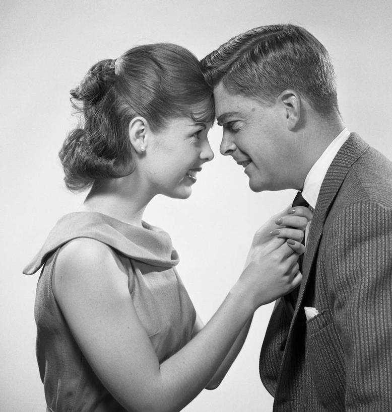 成年人,中年人,脸,头,脸颊,两个人,站,微笑,竖图,方图,黑白,侧面,复古,灰色背景,套装,古典,肩膀,灰色,面对面,调情,约会,摄影,异性恋,中年男性,中年女性,头部,脸部,脸蛋,面部,影棚拍摄,爱