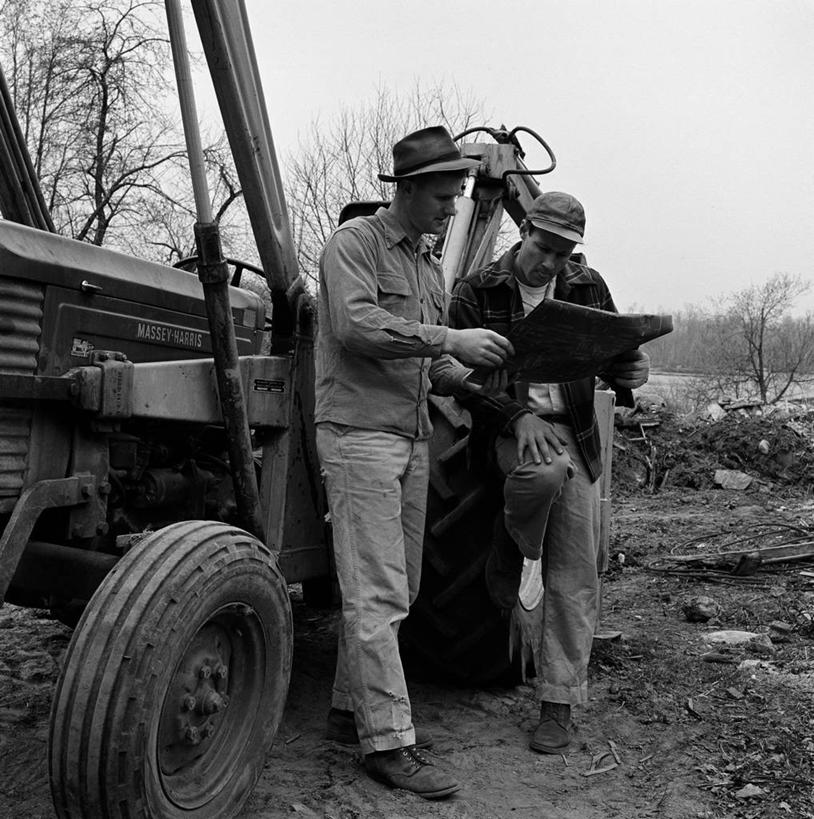 成年人,中年人,一个人,两个人,站,竖图,方图,黑白,室外,白天,讨论,合作,团队,建筑业,纽约,美国,仅一个男性,仅一个人,仅一个中年男性,古典,看,读书,运输,摄影,拖拉机,出示,合伙,计划书,男人,男性,中年男性