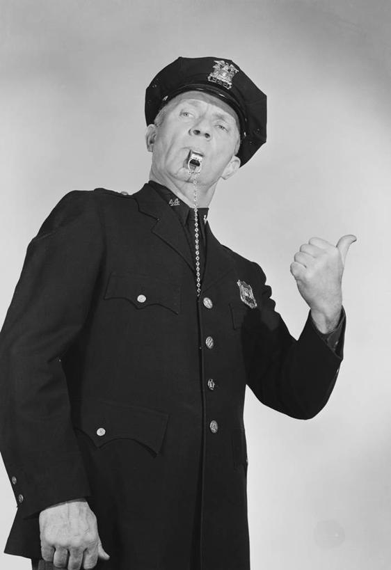 西方人,成年人,中年人,老年人,一个人,站,竖图,黑白,帽子,欧洲,欧洲人,仅一个男性,仅一个人,仅一个中年男性,手势,摄影,指导,权威,口哨,肖像,警官,警服,男人,男性,中年男性,白种人,半身,影棚拍摄,打手势