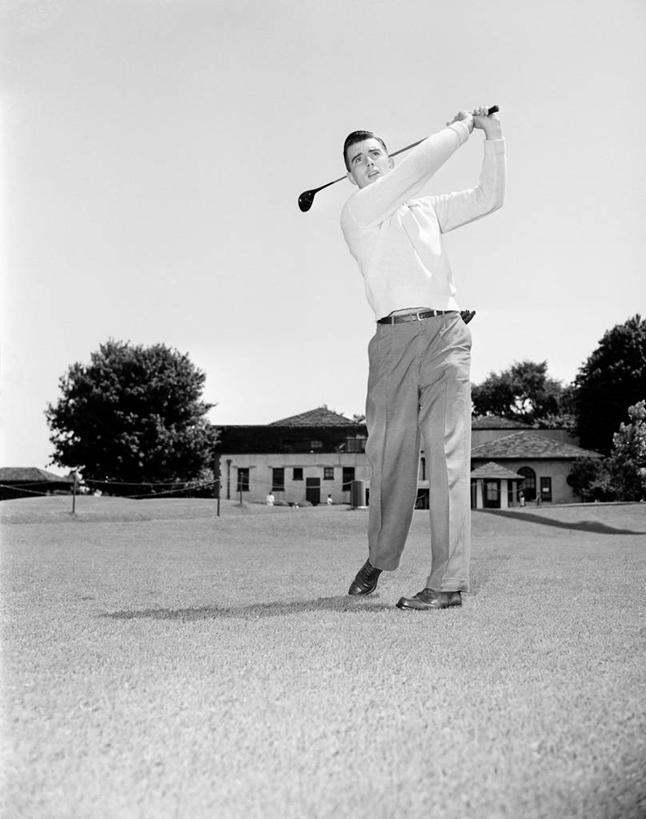 西方人,成年人,一个人,站,举,竖图,黑白,室外,白天,幸福,运动,建筑,欧洲,纽约,美国,欧洲人,仅一个男性,仅一个人,挥杆,休闲装,高尔夫球场,树,仅一个年轻男性,托,放松,人体,摄影,高尔夫球杆,享乐,华贵,豪宅,四肢,高尔夫球运动,男人,男性,年轻男性,白种人,年轻人,手臂,举起,举手,举着,向上举,向上伸,向上托,短发