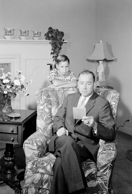 西方人,儿童,成年人,中年人,老年人,两个人,家庭,父亲,儿子,站,坐,竖图,黑白,室内,纯洁,欧洲,纽约,美国,欧洲人,古典,教育,休闲装,小孩,靠,靠着,温暖,温馨,一家人,放松,可爱,童年,童趣,读书,摄影,惊奇,和睦,起居室,扶手椅,童真,烂漫,无邪,成绩单,担心,天真,老年男性,男孩,男性,白种人,孩子,融洽