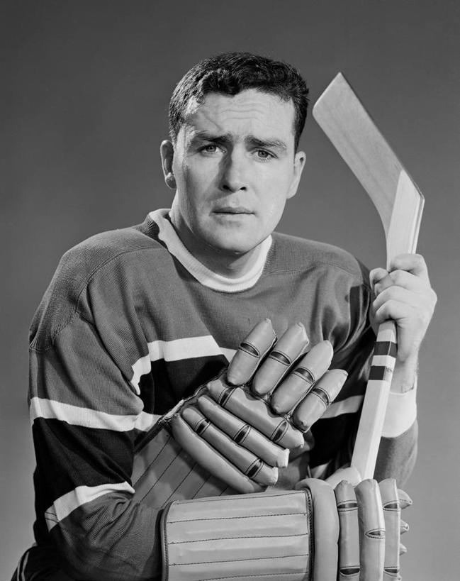 西方人,成年人,中年人,一个人,竖图,黑白,运动,欧洲,欧洲人,仅一个男性,仅一个人,仅一个中年男性,冰球,古典,拿着,疲倦,皱眉头,摄影,保护,疲劳,疲惫,肖像,困乏,疲乏,委顿,疲困,疲顿,疲钝,倦怠,怠倦,冰球棒,技能,男人,男性,中年男性,白种人,半身,影棚拍摄,短发