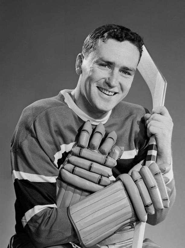 西方人,成年人,中年人,一个人,笑,微笑,露齿笑,竖图,黑白,幸福,骄傲,运动,信心,欧洲,欧洲人,仅一个男性,仅一个人,仅一个中年男性,冰球,古典,拿着,靠,靠着,摄影,保护,享乐,肖像,冰球棒,技能,男人,男性,中年男性,白种人,半身,影棚拍摄,短发