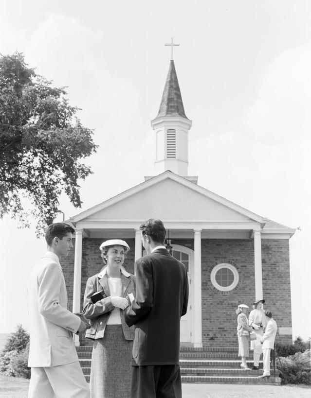 西方人,成年人,中年人,丈夫,妻子,新娘,新郎,教堂,竖图,黑白,室外,白天,婚礼,快乐,幸福,草坪,帽子,日光,欧洲,纽约,美国,欧洲人,庆祝,十字架,古典,结婚,顾客,台阶,喜庆,摄影,宗教,纪念,高雅,基督教,零钱包,主顾,男性,年轻男性,年轻女性,女性,中年男性,中年女性,白种人,年轻人,说话,爱,高兴