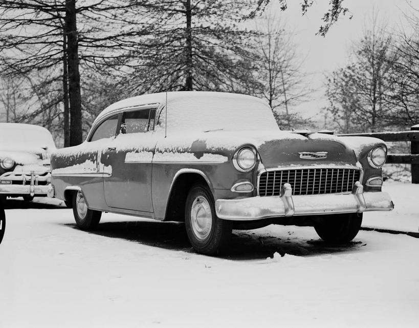 无人,横图,黑白,室外,白天,雪,街道,汽车,冬天,郊区,古典,寒冷,运输,摄影,停止,老爷车,暂停,停滞