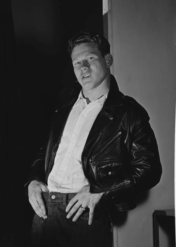 西方人,成年人,一个人,站,竖图,黑白,室内,信心,欧洲,纽约,美国,欧洲人,仅一个男性,仅一个人,皮革,仅一个年轻男性,叉腰,摄影,肖像,男人,男性,年轻男性,白种人,年轻人,半身,韧性,态度,性格